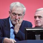 Jeremy Corbyn, ayer, junto al responsable económico del partido, John McDonnell