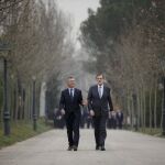 Mariano Rajoy y Mauricio, en los jardines de La Moncloa