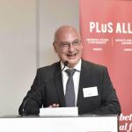 Imagen facilitada por la Plus Alliance Prize del microbiólogo alicantino Francisco Martínez Mojica, tras ser galardonado en Londres con el premio Plus Alliance a la Innovación Global,
