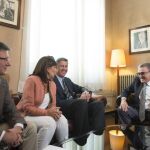 Xavier García Albiol, en el Ayuntamiento de Lérida, junto al alcalde Àngel Ros, donde ha acudido hoy para dar apoyo a los concejales populares