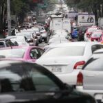 Vista de un denso tráfico en la vía principal de Ciudad de México, donde las autoridades trabajan en el diseño de un programa para restringir la circulación de vehículos «a nivel nacional» y frenar así los altos niveles de contaminación