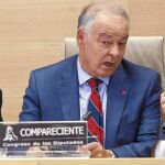 El ex DAO de la Policía Eugenio Pino (en el centro), en la comisión de investigación del Congreso