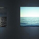 El príncipe Nicolás de Grecia, junto a sus obras, expuestas en Art for Tomorrow