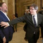 El presidente de la Generalitat, Carles Puigdemont, y el vicepresidente, Oriol Junqueras, en el Parlament de Cataluña