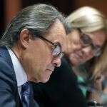 El presidente catalán en funciones y líder de CDC, Artur Mas, acompañado de la presidenta en funciones del Parlament, Núria de Gispert, hoy durante su comparecencia