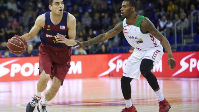 El jugador del Barcelona Lassa Satoransky (i) juega un balón ante Adams, del Laboral Kutxa