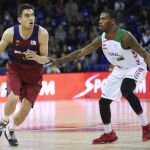 El jugador del Barcelona Lassa Satoransky (i) juega un balón ante Adams, del Laboral Kutxa