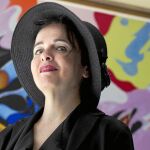 Sorbito a sorbito. Nothomb brindó ayer con cava en su visita a Barcelona, el único espumoso que acepta si no es champán
