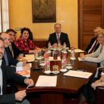 Miembros de la Mesa del Parlamento andaluz, a la que se sumó la popular Patricia del Pozo