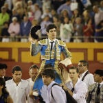 López Simón con sus dos trofeos