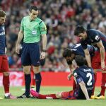 Diego Godín (2), en el suelo, lesionado durante el partido frente al Athletic.