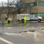 La rotura de una tubería de agua ha dejado las calles de Cleveland, en Ohio, convertidas en un auténtico río.