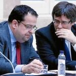 El presidente de la Generalitat, Carles Puigdemont, y el líder del Pacto por el Referéndum, Joan Ignasi Elena