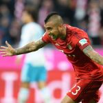 El jugador del Bayern Múnich, Arturo Vidal, celebra su gol tras anotar el 3-0 durante el partido contra el FC Schalke