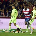 El delantero del Granada Isaac Success (c) bate al portero del Levante en el primer gol para su equipo