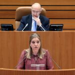 La procuradora del PP, María Ángeles García, defiende en el pleno esta propuesta de igualdad
