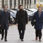 El menor de los hijos del expresidente de la Generalitat, Oleguer Pujol (centro), acompañado de sus abogados, a su llegada a la Audiencia Nacional