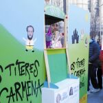 Los miembros de Hazte Oir acudieron ayer al Palacio de Cibeles con un particular teatro de títeres
