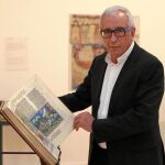El editor Manuel Moleiro junto a uno de sus «tesoros» que se pueden contemplar en el Círculo de Bellas Artes de Madrid
