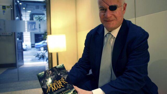 El escritor José Javier Esparza, autor de la trilogía "La Reconquista", durante la presentación hoy de su nueva novela histórica 'Los demonios del mar', en la que relata el primer ataque de los vikingos a las costas españolas en el siglo IX