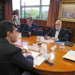 Rubén Martínez Dalmau (Podemos), José Luis Ayllón (PP), el director de LA RAZÓN, Francisco Marhuenda, Gregorio Cámara (PSOE) e Ignacio Prendes (C’s), ayer durante el debate