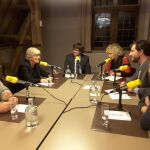Carles Puigdemont junto a los exconsellers Antoni Comin, Meritxell Serret, Lluís Puig y Clara Ponsatí durante una entrevista concedida al programa "El Matí", de la periodista Mónica Terribas.