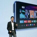 Waiman Lam, de la multinacional tecnológica china ZTE, durante la presentación del dispositivo Spro Plus, un pequeño proyector portátil inteligente que dispone de una pantalla táctil de 8,4 pulgadas con una resolución de 2K