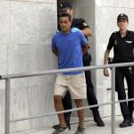 Momento de la salida de los juzgados de Melilla del detenido