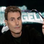 Doblar cucharas le ha dado a Uri Geller fama mundial