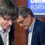 El actual presidente de la Generalitat, Carles Puigdemont, y su antecesor en el cargo, Artur Mas