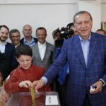 El presidente turco, Recep Tayyip Erdogan, ejerciendo su derecho a voto
