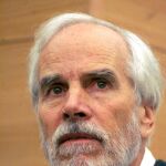 Fotografía de archivo del 27 de septiembre de 2006 del empresario estadounidense Douglas Tompkins, durante una conferencia de prensa ofrecida en Santiago de Chile (Chile)