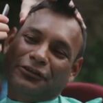 Un peluquero vigués corta el pelo y afeita gratis a personas sin recursos