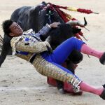 El diestro Alberto Aguilar es volteado por su segundo toro