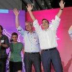 Tsipras saluda en el cierre de campaña arropado por el líder de Podemos, Pablo Iglesias, ayer en la plaza Sintagma de Atenas