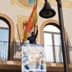 Un policía local de Pineda retira la bandera de España del balcón del Ayuntamiento