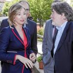 La consejera Alicia García dialoga con el presidente de la Asociación Síndrome de Down Burgos, Luis Mayoral