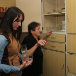 Una joven atiende a una mujer usuaria de los servicios de Ayuda a Domicilio y Teleasistencia en la provincia de Palencia