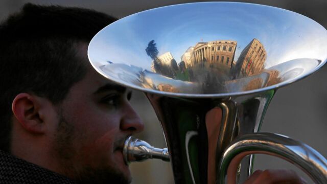 El Parlamento se refleja en la tuba de un músico en Madrid