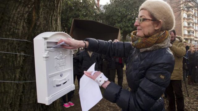Maite Pagazaurtundua durante el acto de colocación hace un año del buzón en la plaza de Andoain