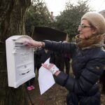 Maite Pagazaurtundua durante el acto de colocación hace un año del buzón en la plaza de Andoain