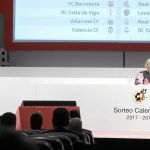 Esther Gascón, secretaria general de la Federación, y Elvira de la Rosa, directora de competiciones, solas en la mesa presidencial durante el sorteo del calendario