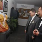 Ximo Puig,y el alcalde de Elche,Carlos González,contemplan una interpretación policromada del busto de la Dama de Elche en el yacimiento de L´Alcudia dónde fue encontrada a finales del siglo XIX.