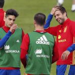 Marc Bartra, Gerard Piqué y Álvaro Morata durante el entrenamiento