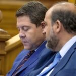 El presidente de Castilla-La Mancha, Emiliano Garcia Page (i), y el vicepresidente, Jose Luís Martinez Guijarro, durante un pleno de las Cortes de Castilla-La Mancha
