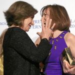 Consuelo García Píriz felicita con efusividad a la triunfadora de la noche