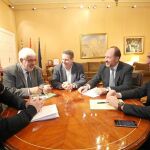 El presidente de la Diputación de Alicante, César Sánchez, recibió ayer al alcalde de Orihuela, Emilio Bascuñana,