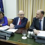 El ministro de Hacienda, Cristóbal Montoto, comparece en Comisión en el Congreso .