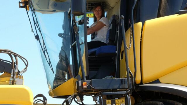 La consejera Milagros Marcos presenta los datos de la cosecha en Cabrillas (Salamanca), donde subió a un tractor
