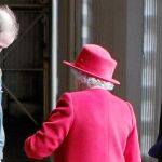 El príncipe Guillermo tras un ejercicio de la RAF, junto a sus abuelos, la reina Isabel y Felipe de Edimburgo